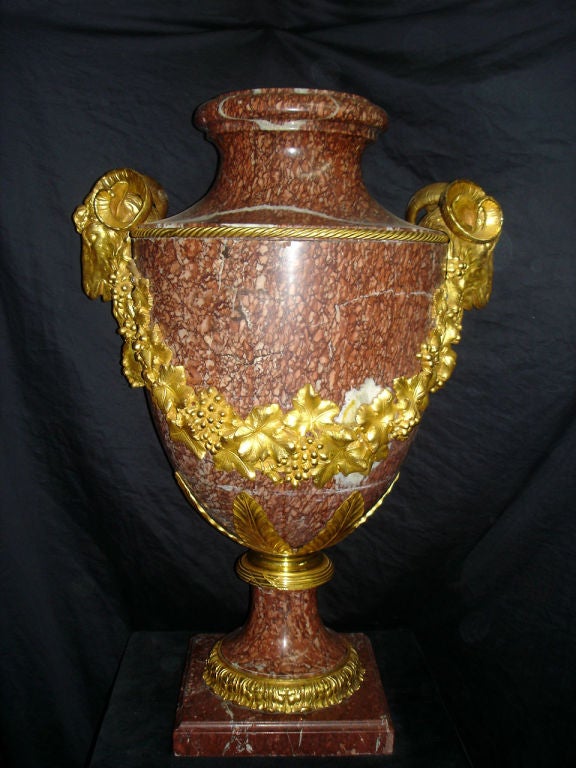 Belle Époque Grande et impressionnante paire d'urnes montées sur bronze doré de la fin du XIXe siècle en vente