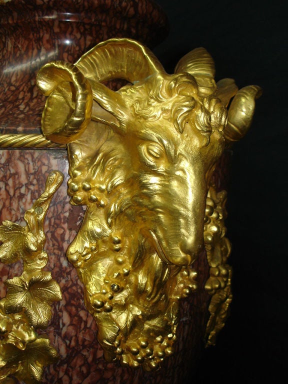 Doré Grande et impressionnante paire d'urnes montées sur bronze doré de la fin du XIXe siècle en vente