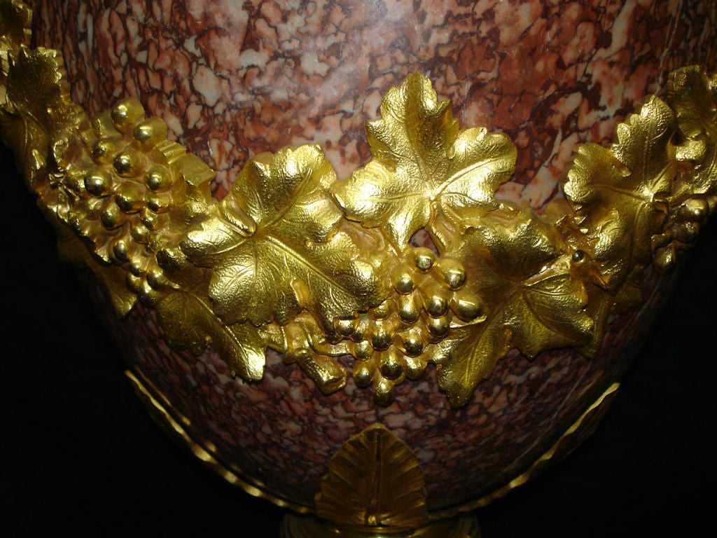 Grande et impressionnante paire d'urnes montées sur bronze doré de la fin du XIXe siècle Bon état - En vente à New York, NY