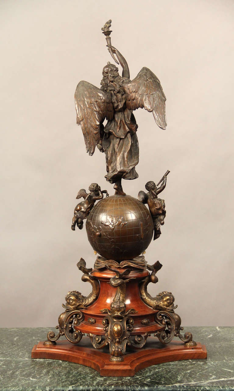 Belle Époque Importante horloge de cheminée en bronze patiné et doré de la fin du XIXe siècle en vente