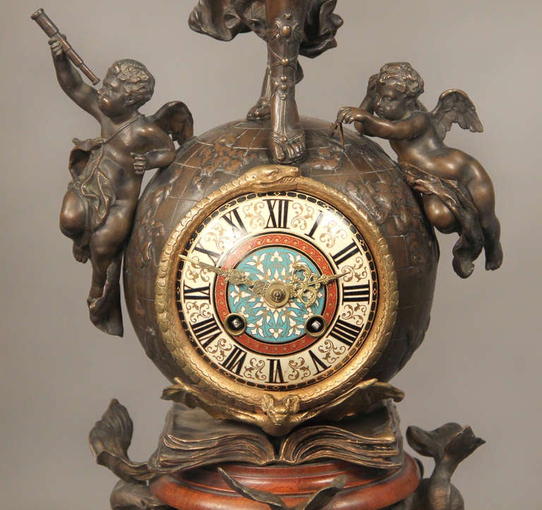 Importante horloge de cheminée en bronze patiné et doré de la fin du XIXe siècle Bon état - En vente à New York, NY