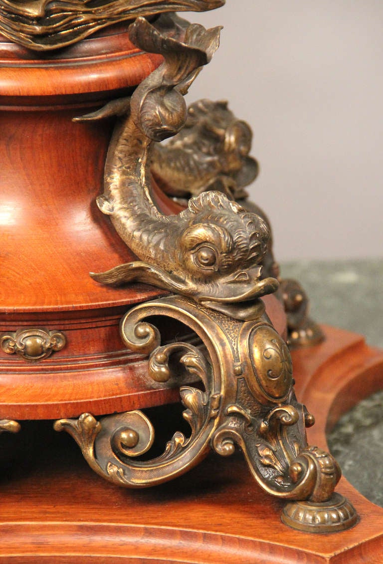 Wichtige Kaminsimsuhr aus vergoldeter und patinierter Bronze des späten 19. (19. Jahrhundert) im Angebot
