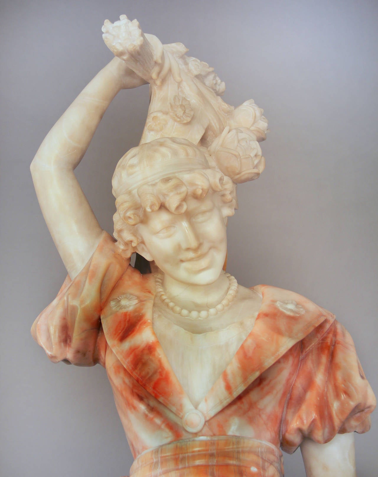 Ende des 19. bis Anfang des 20. Jahrhunderts geschnitzte italienische Alabasterfigur einer Frau (Belle Époque) im Angebot
