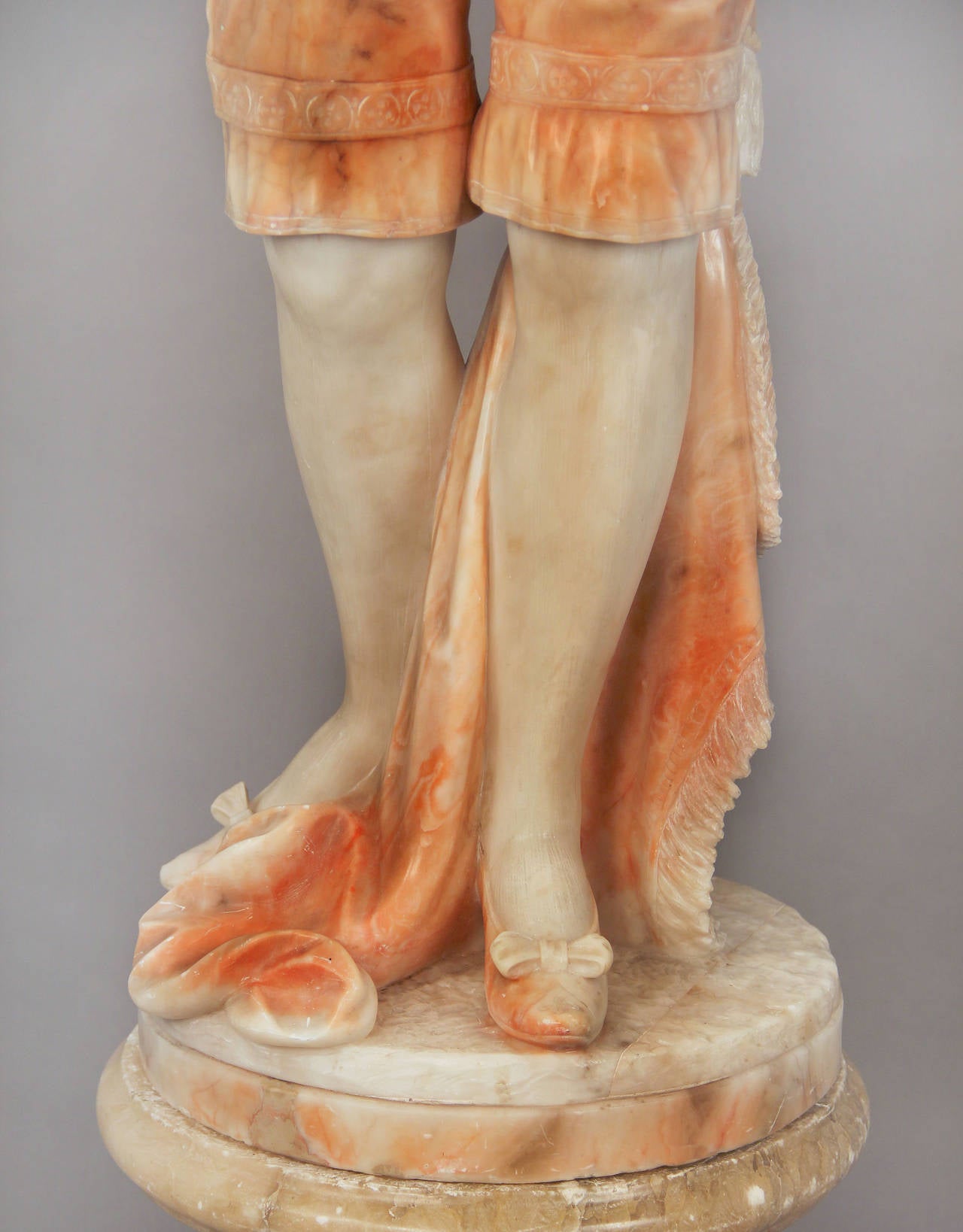 Ende des 19. bis Anfang des 20. Jahrhunderts geschnitzte italienische Alabasterfigur einer Frau (Italienisch) im Angebot