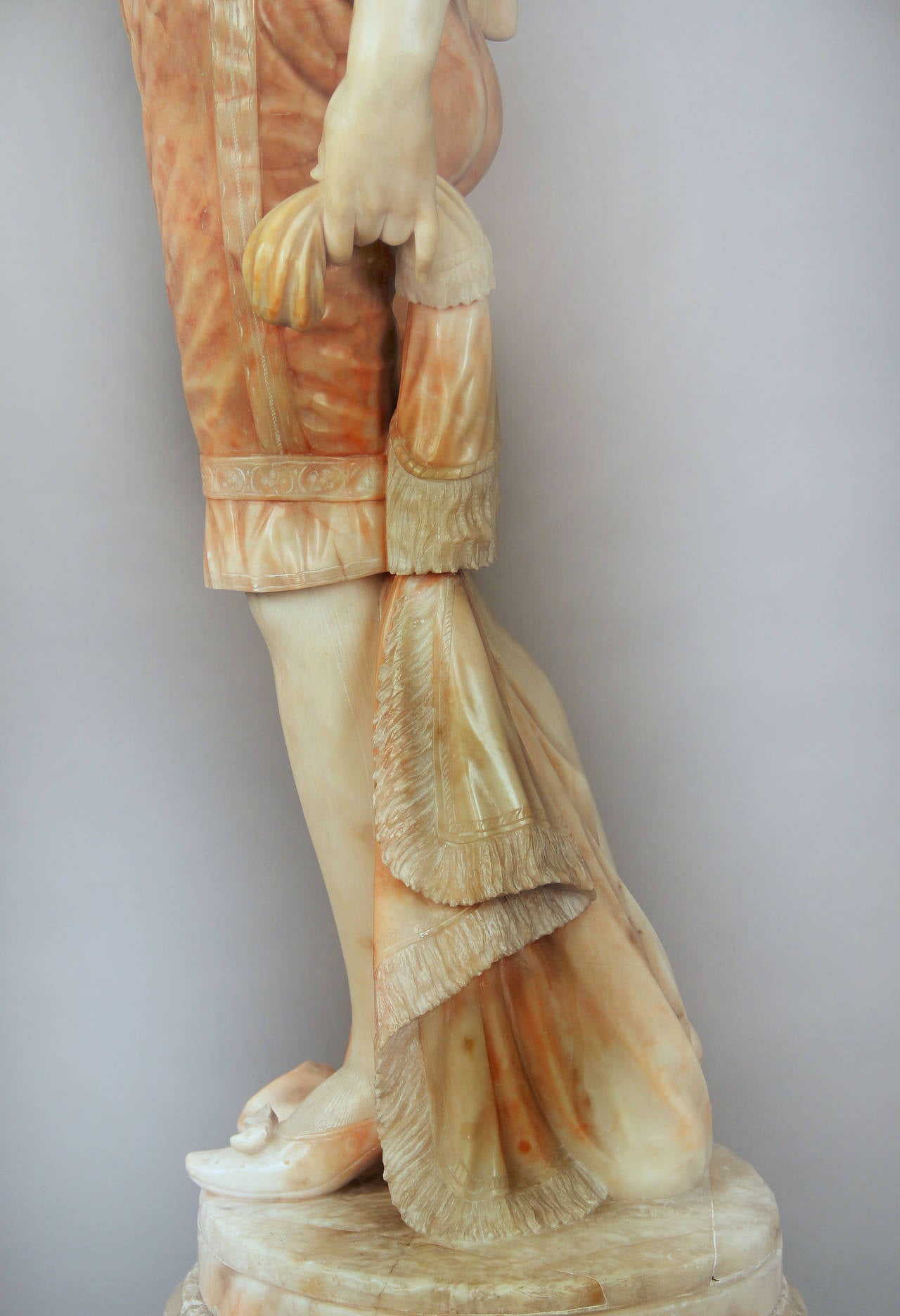 Ende des 19. bis Anfang des 20. Jahrhunderts geschnitzte italienische Alabasterfigur einer Frau (Handgeschnitzt) im Angebot