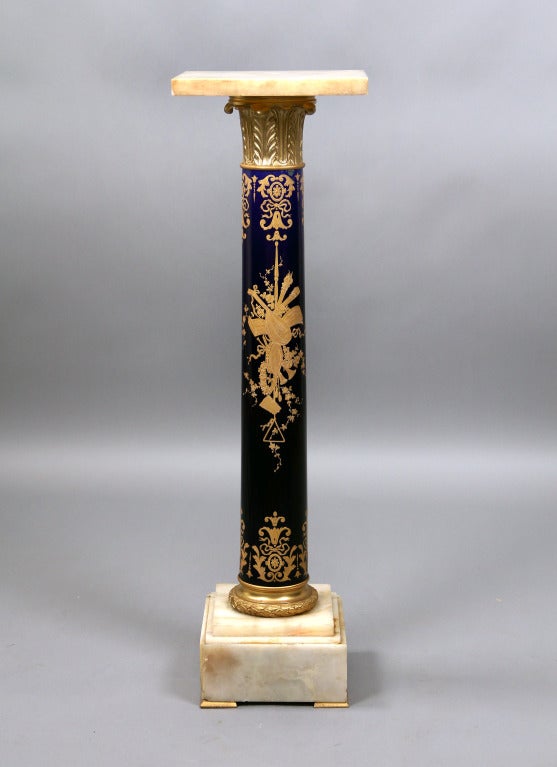 Piédestal en bronze doré monté sur onyx et style Sèvres de la fin du 19e siècle

Avec un plateau carré en onyx au-dessus d'un support en forme de colonne avec des motifs dorés en relief et peints de trophées.

Fin 1739 - début 1740, la manufacture