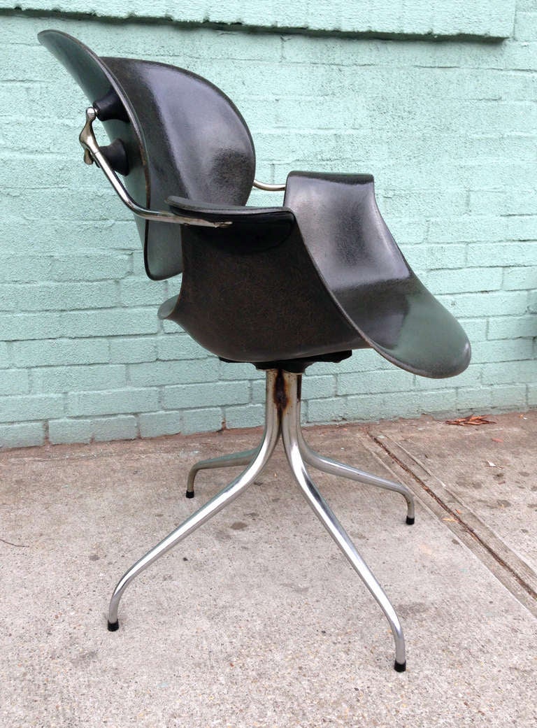 Swaged-Leg MAA Chair designed by George Nelson for Herman Miller in 1958. Chair composed by fiberglass, chrome-plated steel and rubber.
