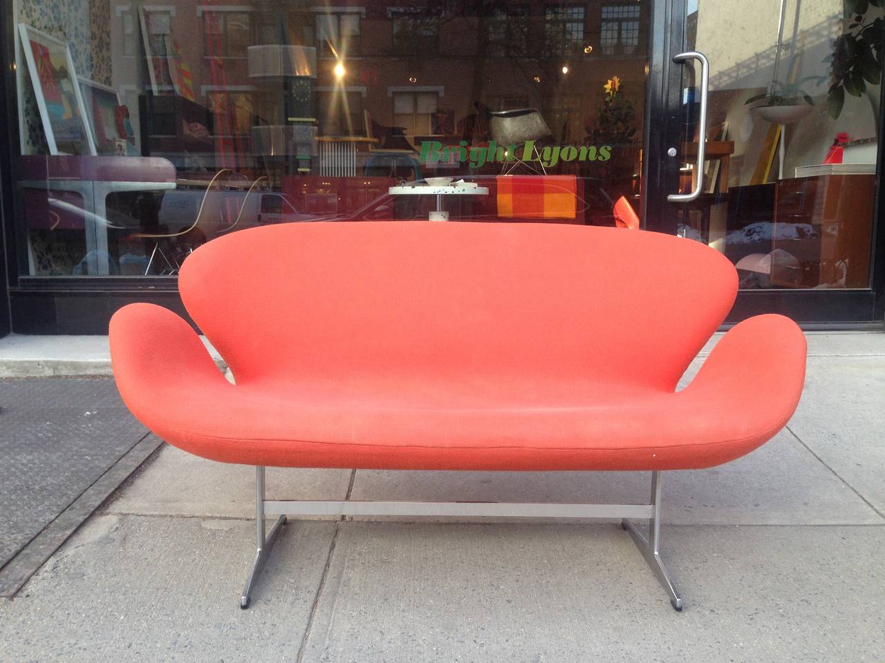 Arne Jacobsen Swan Settee, designed for the Grand Hotel in Copenhagen. Manufactured by Fritz Hansen ca 1970.