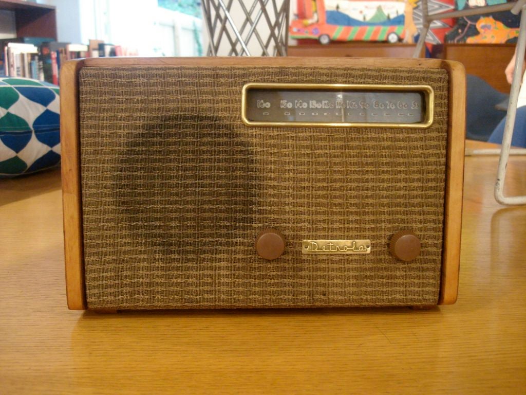 Rare radio designed for Detrola by Alexander Girard.<br />
<br />
An other example of this radio will be included in the upcoming Alexander Girard exhibition at BRIGHT LYONS.