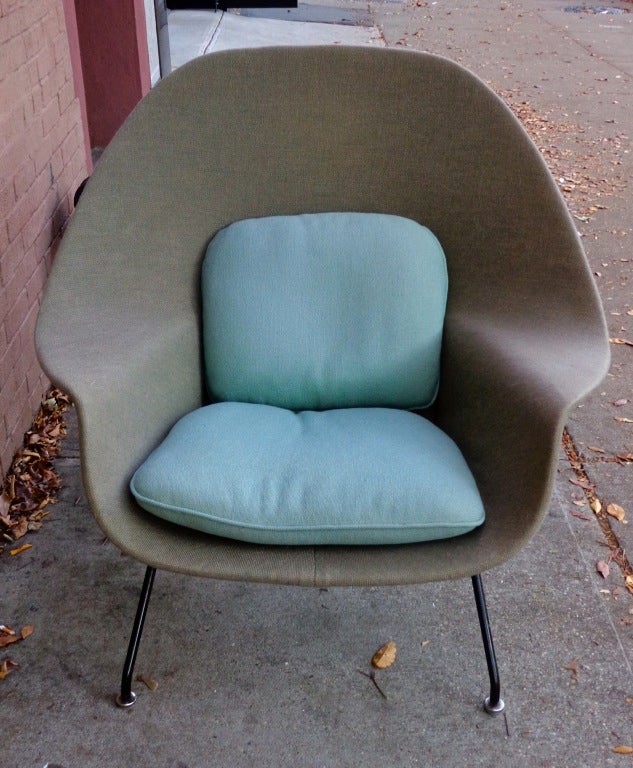 American Eero Saarinen Womb Chair and Ottoman. Knoll, c. 1960
