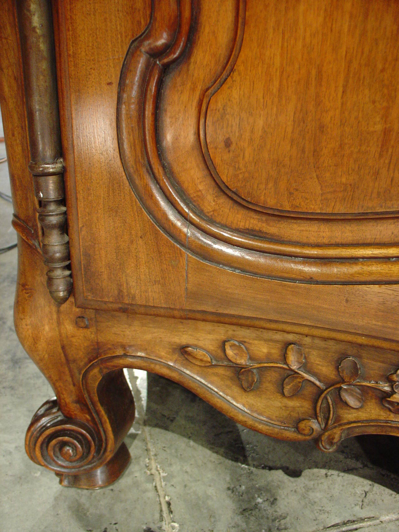 A Large 19th Century Walnut Wood Buffet from Provence, France 2