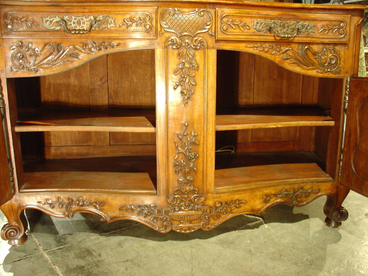 A Large 19th Century Walnut Wood Buffet from Provence, France In Good Condition In Dallas, TX