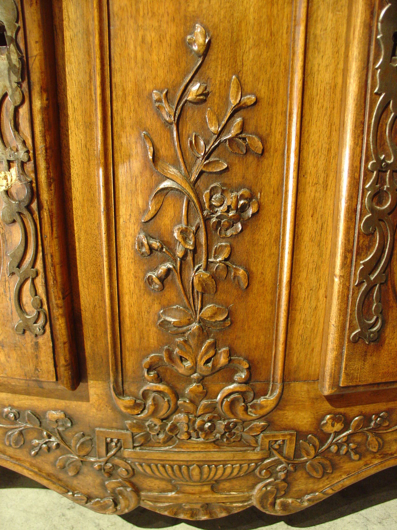 A Large 19th Century Walnut Wood Buffet from Provence, France 5