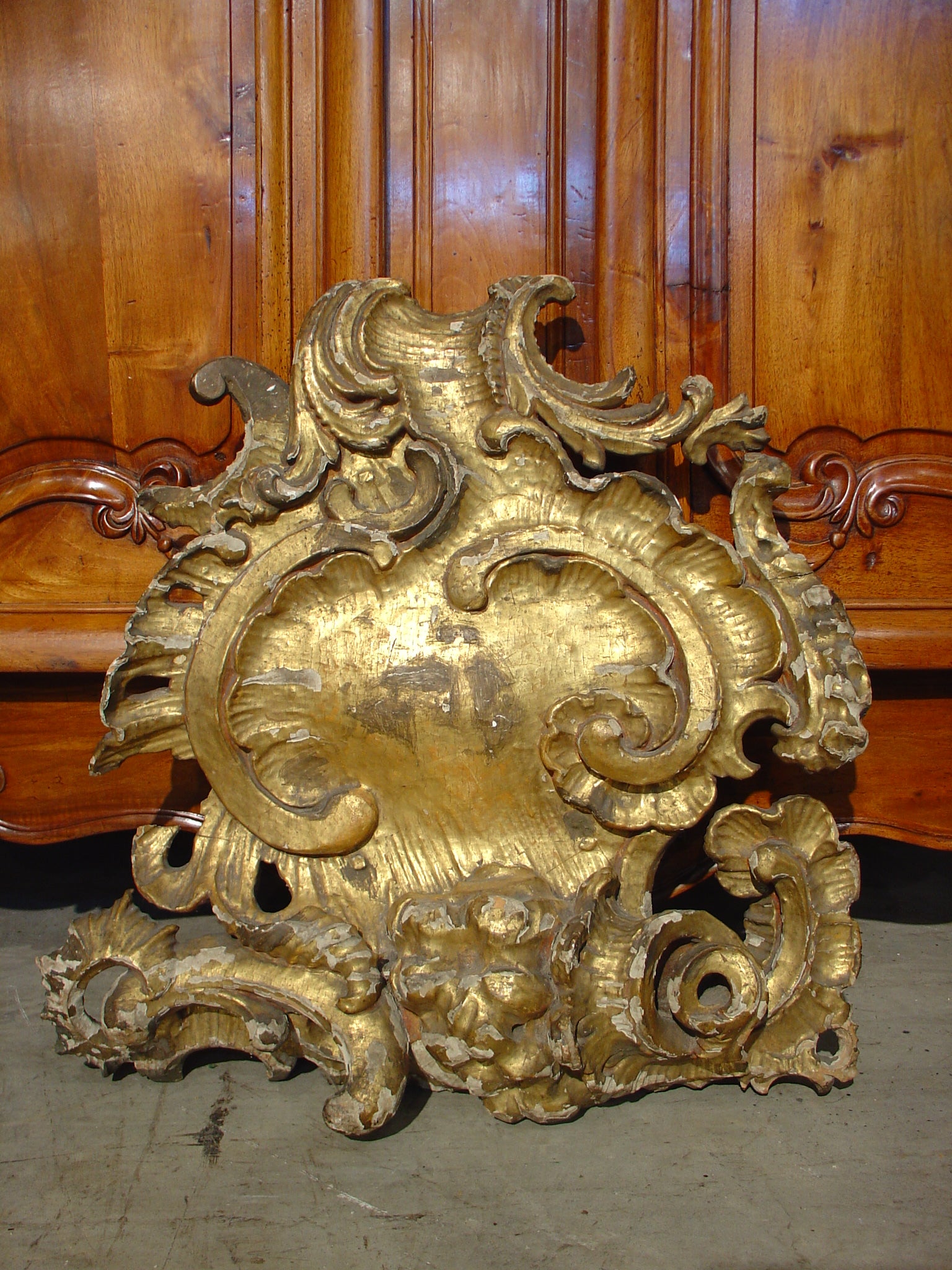 Grand 18th Century Giltwood 'Coquille Rocaille'