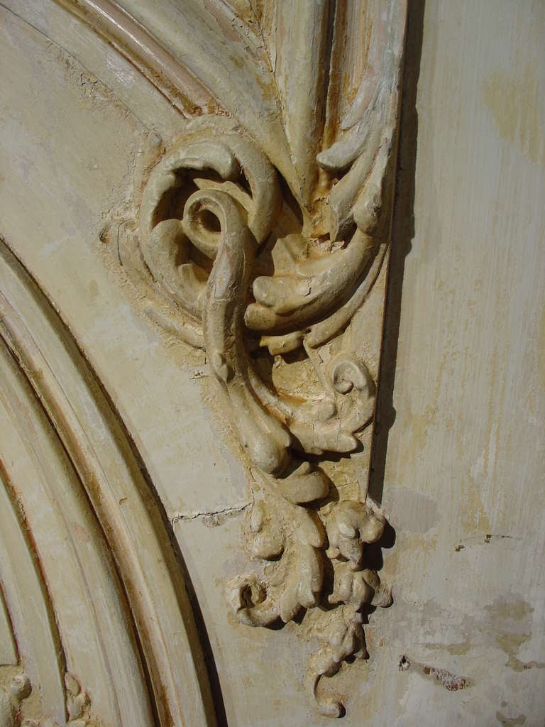 Sculpté Paire de portes anciennes peintes et incurvées, France, fin des années 1800