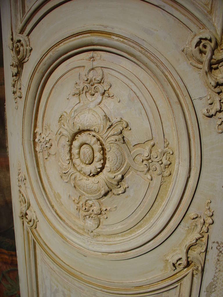 Paire de portes anciennes peintes et incurvées, France, fin des années 1800 Bon état à Dallas, TX