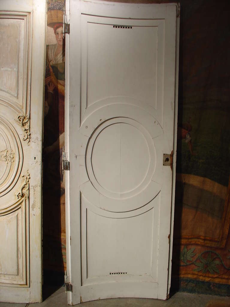 Cette merveilleuse et polyvalente paire de portes de boiserie françaises antiques incurvées peut être utilisée dans une variété de configurations - des coins d'une boiserie entière ou d'une pièce lambrissée aux panneaux latéraux incurvés d'une