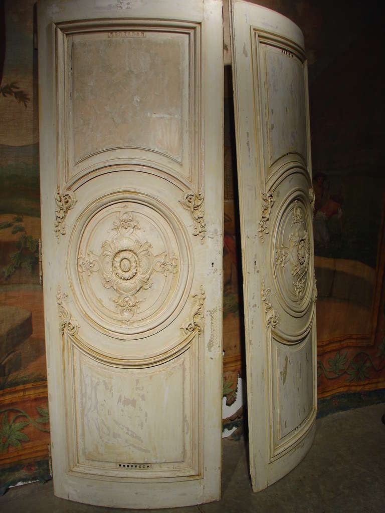 Français Paire de portes anciennes peintes et incurvées, France, fin des années 1800
