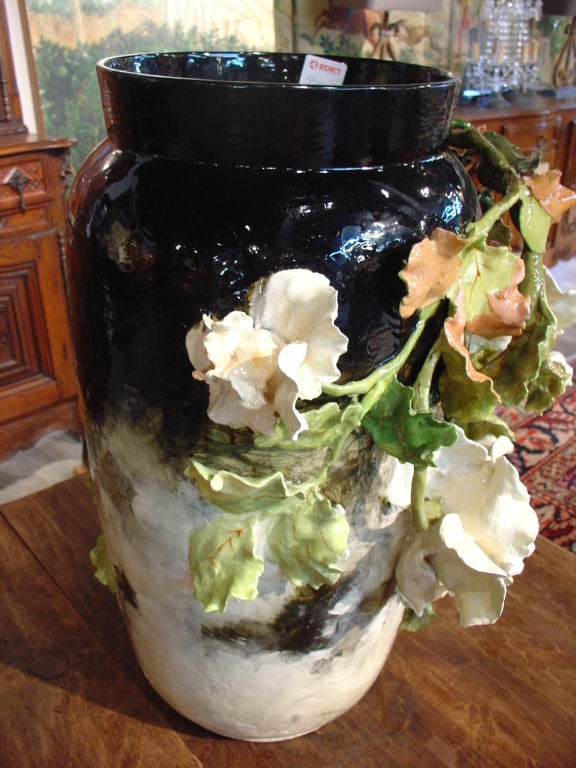 XIXe siècle Massif vase Barbotine français ancien avec gros relief
