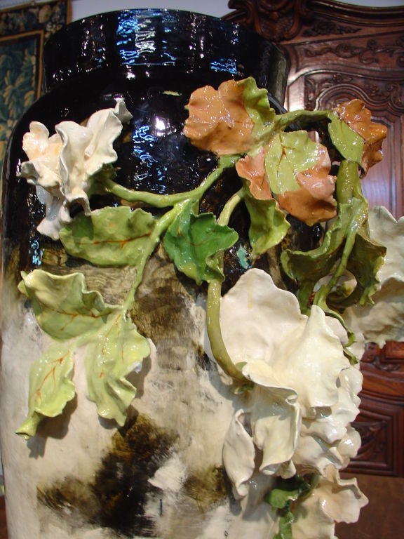 Massif vase Barbotine français ancien avec gros relief 1