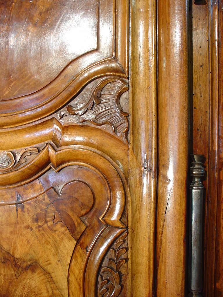 Rare Period Regence Armoire Lyonnaise-Walnut and Burled Walnut (1700-1730) In Good Condition In Dallas, TX