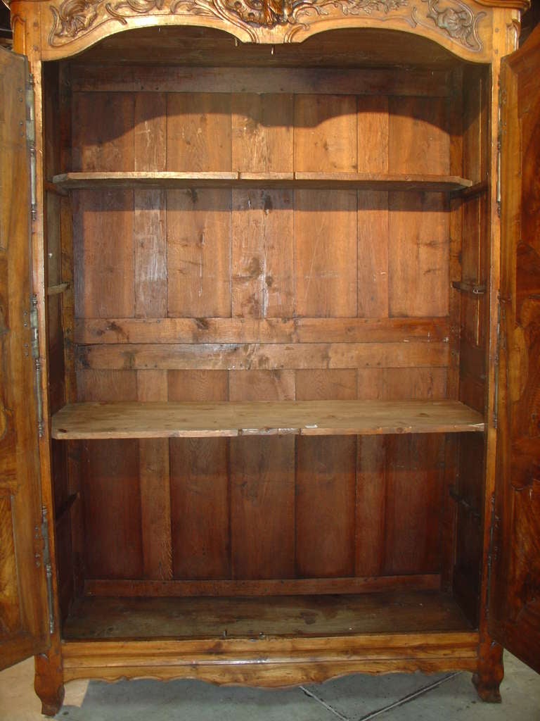 Rare armoire d'époque Régence en noyer Lyonnaise et ronce de noyer (1700-1730) 4