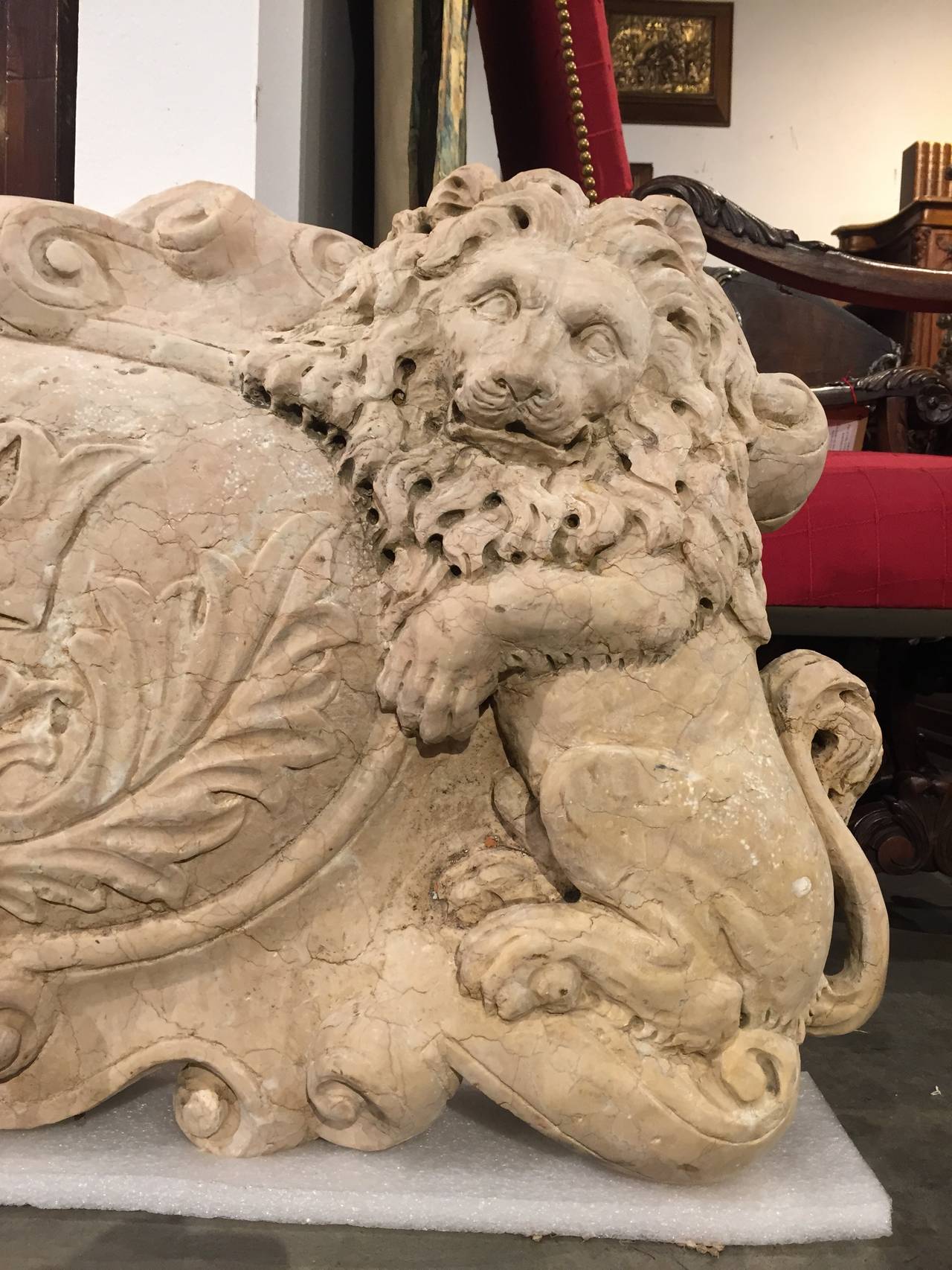 This stunning, large, thick, antique Italian marble cartouche has two lion supporters at either end of the raised oval area. It was carved in the 1700s and is from Venice, Italy. The intricately carved details of their manes, arms, paws and claws