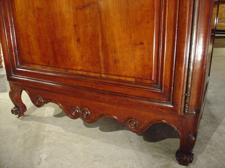 Imposing Louis XV Style Walnut Wood Bonnetiere, Circa 1800 In Good Condition In Dallas, TX
