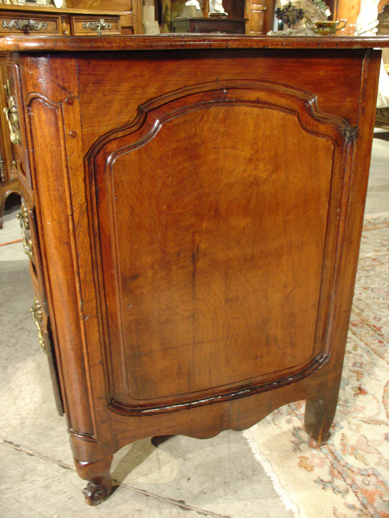 Early 18th Century Period French Regence Commode en Arbalete 3