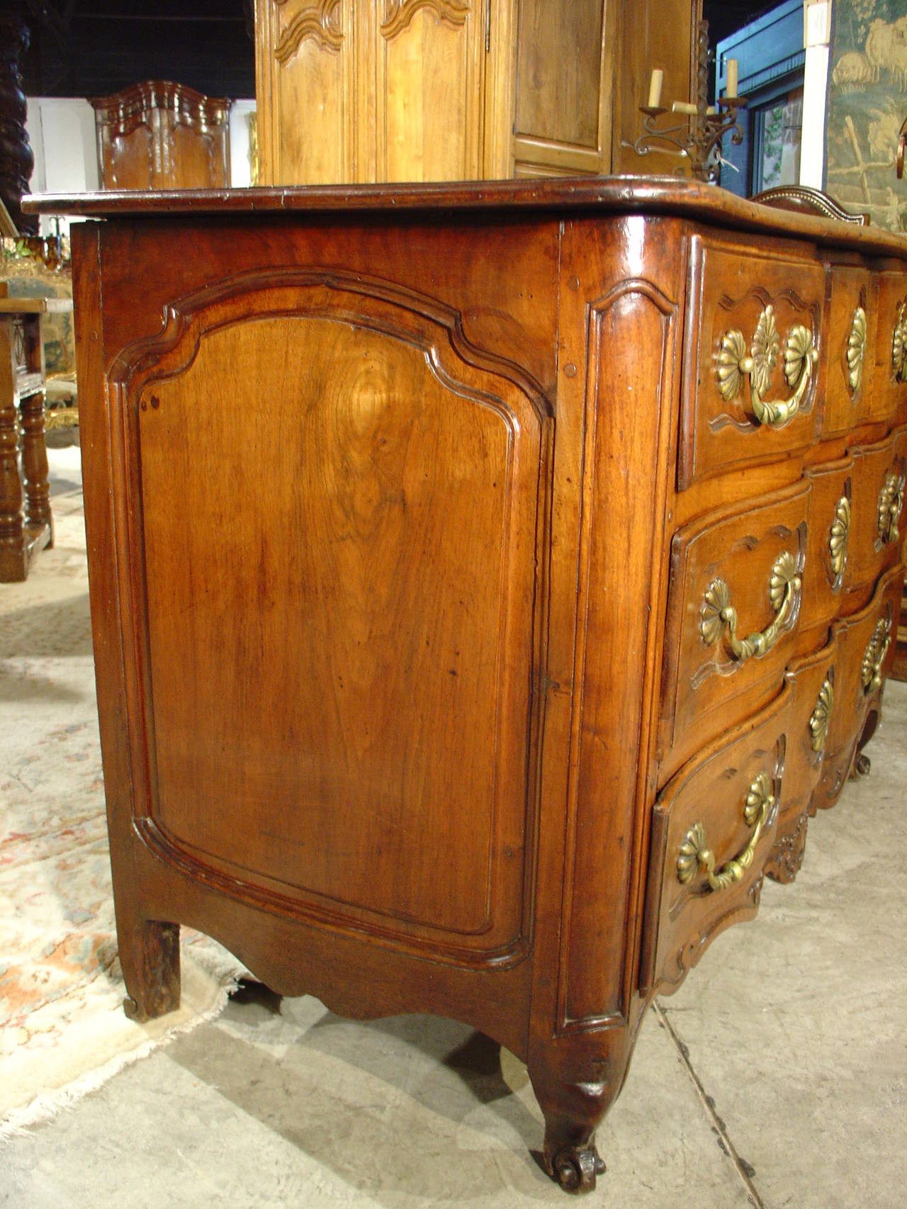 Early 18th Century Period French Regence Commode en Arbalete In Good Condition In Dallas, TX