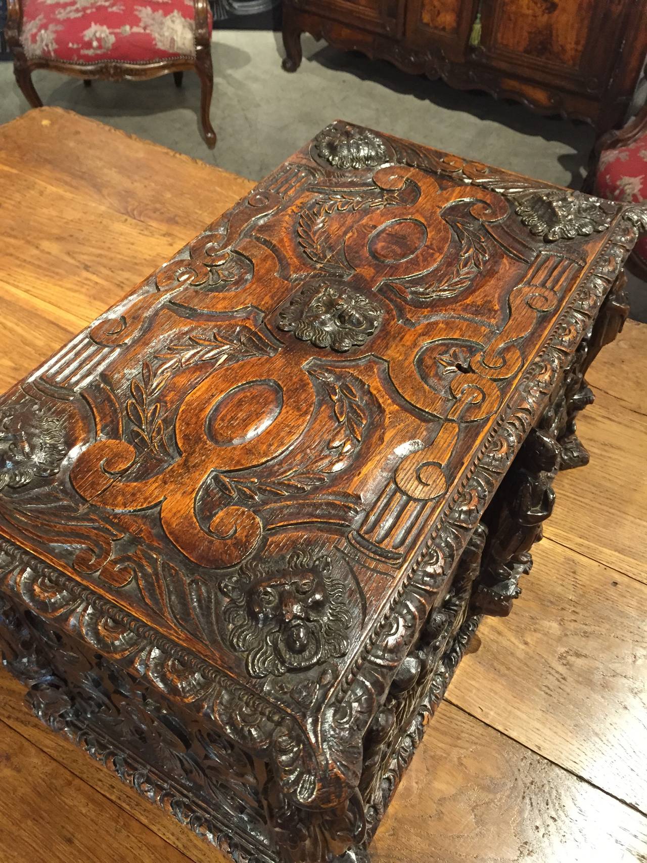 Beautiful 17th Century Oak Trunk from Tours, France 4