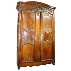 Magnifique armoire lyonnaise en bois de noyer du 18ème siècle