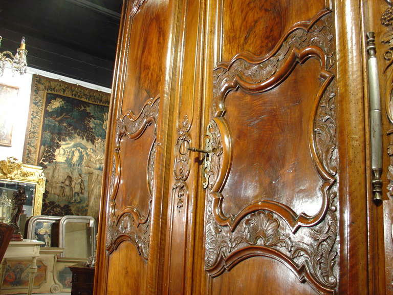 XVIIIe siècle et antérieur Magnifique armoire lyonnaise en bois de noyer du 18ème siècle