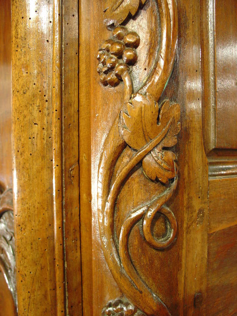 Noyer Magnifique armoire lyonnaise en bois de noyer du 18ème siècle