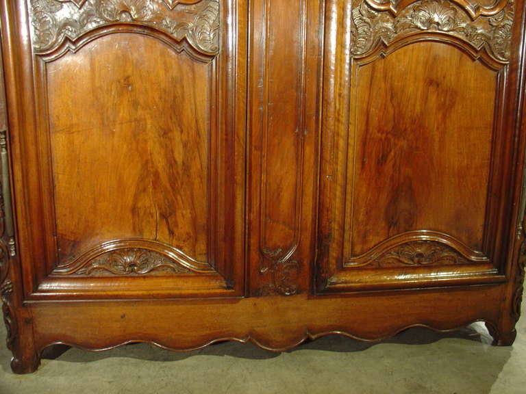 Magnifique armoire lyonnaise en bois de noyer du 18ème siècle 1