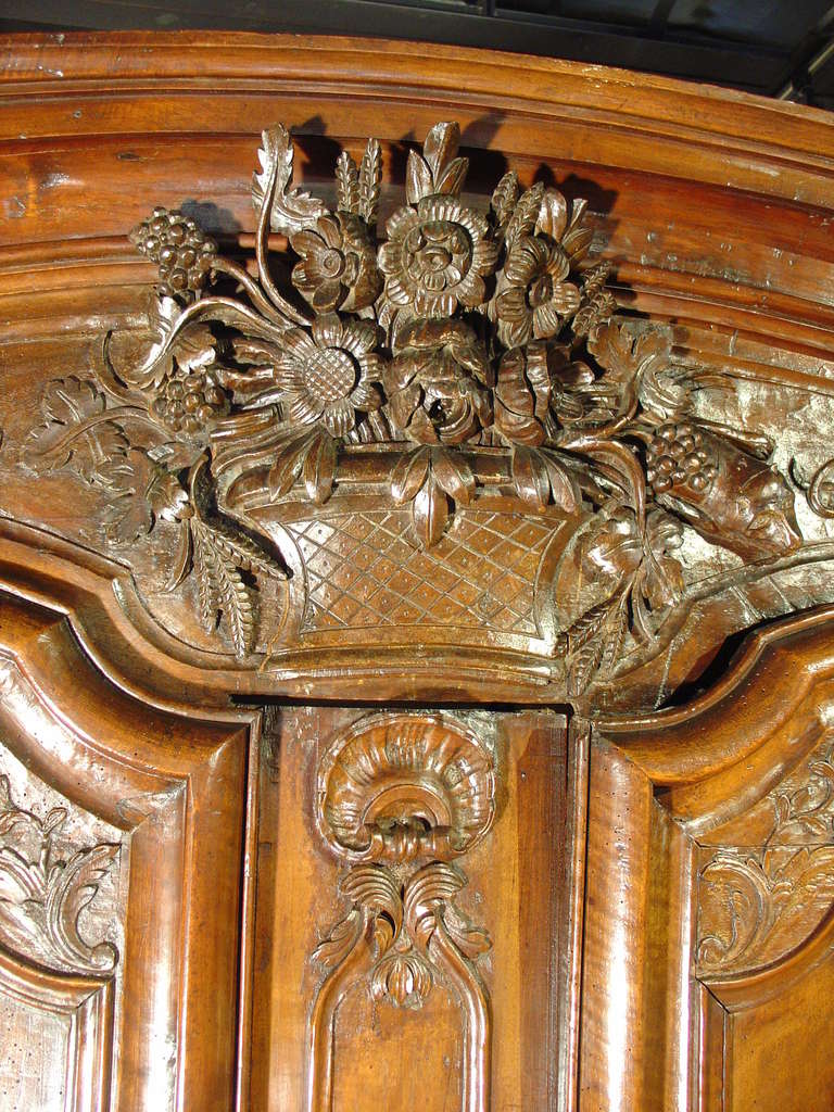 Magnifique armoire lyonnaise en bois de noyer du 18ème siècle 2