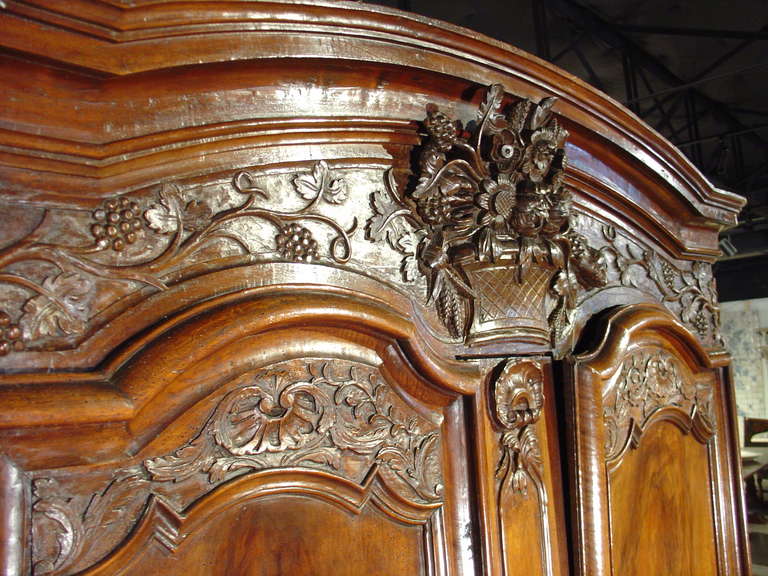 Magnifique armoire lyonnaise en bois de noyer du 18ème siècle 3