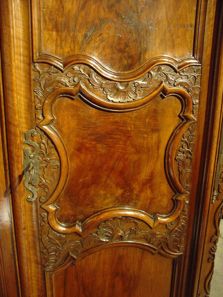 Louis XV Magnifique armoire lyonnaise en bois de noyer du 18ème siècle