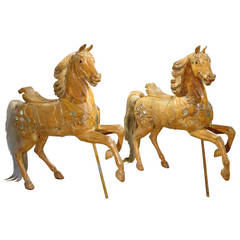 Paire rare de sculptures de chevaux de manège européens du 19ème siècle