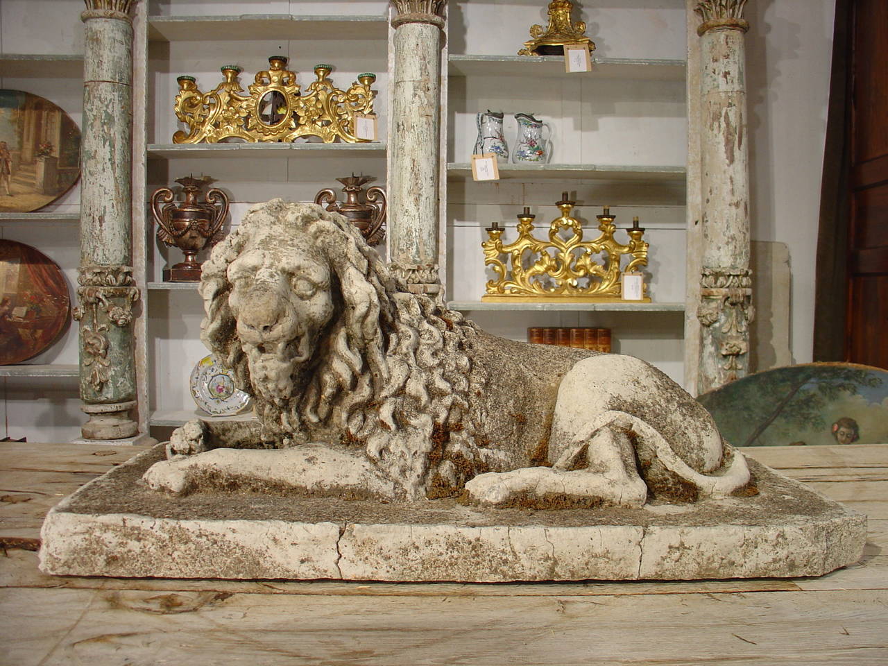 Estatua antigua de león de piedra de Francia, hacia 1860 en venta 2