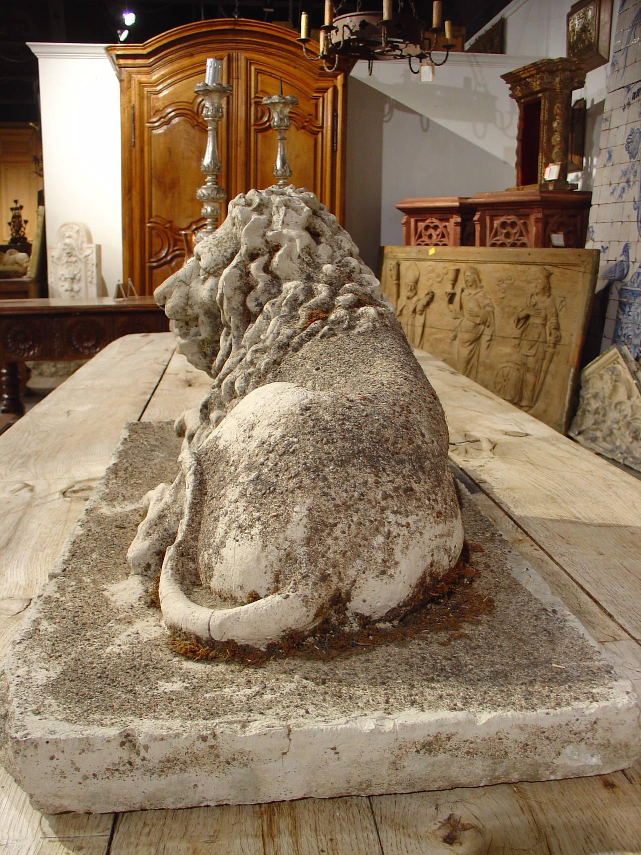 Antike Löwenstatue aus Stein aus Frankreich, um 1860 (19. Jahrhundert) im Angebot