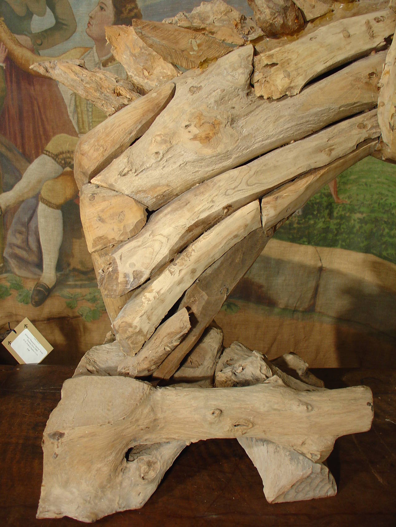 Aus Frankreich kommt diese absolut atemberaubende Skulptur aus Treibholz, ein Pferd in einem Zustand großer Emotionen.  Das Pferd hat das Maul weit aufgerissen, die Oberlippe leicht gekräuselt, die Mähne fliegt in der Luft und die Nüstern sind