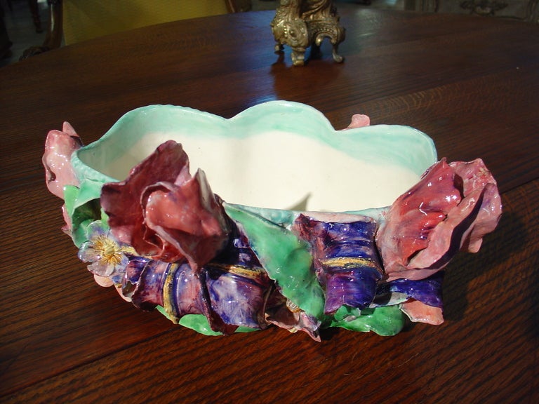 Bartotine est le terme français pour Majolica ou plus précisément, une pâte faite d'argile de Kaolin qui est formée en poterie.  L'un des motifs décoratifs les plus recherchés était les fleurs en haut (gros) relief, grandes et petites.  Le processus