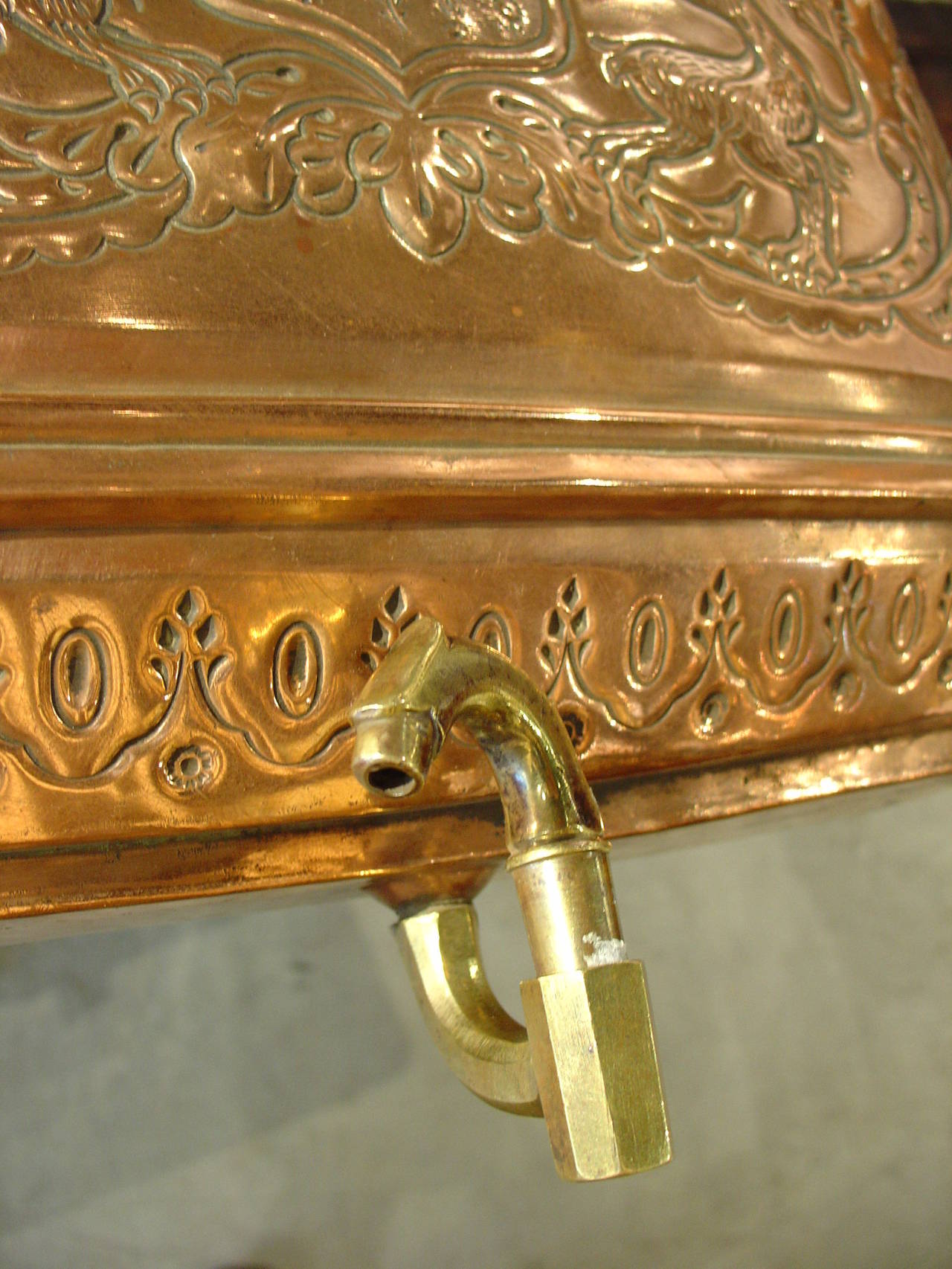 Antique French Repousse Copper Lavabo In Good Condition In Dallas, TX