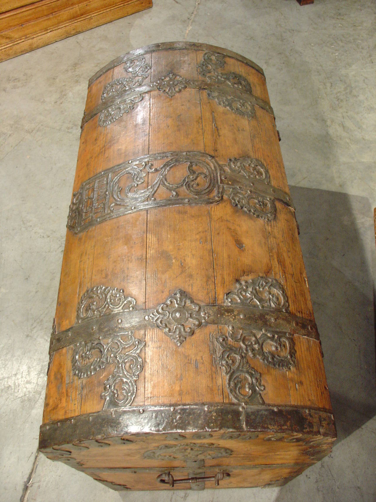 Französische eisenbeschlagene Holztruhe aus dem Jahr 1791 2