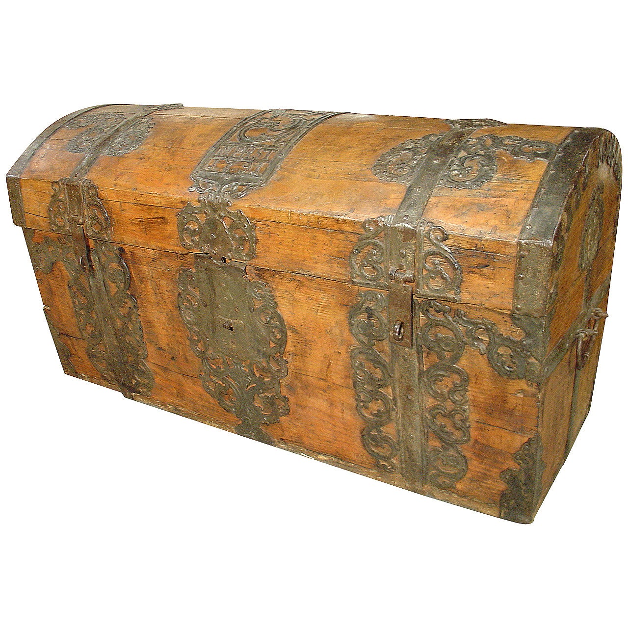 Französische eisenbeschlagene Holztruhe aus dem Jahr 1791