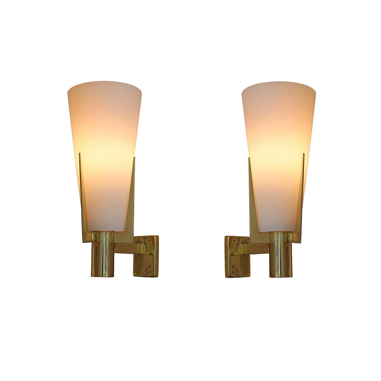Eight wall lights in brass and glass attributed to Stilnovo.
