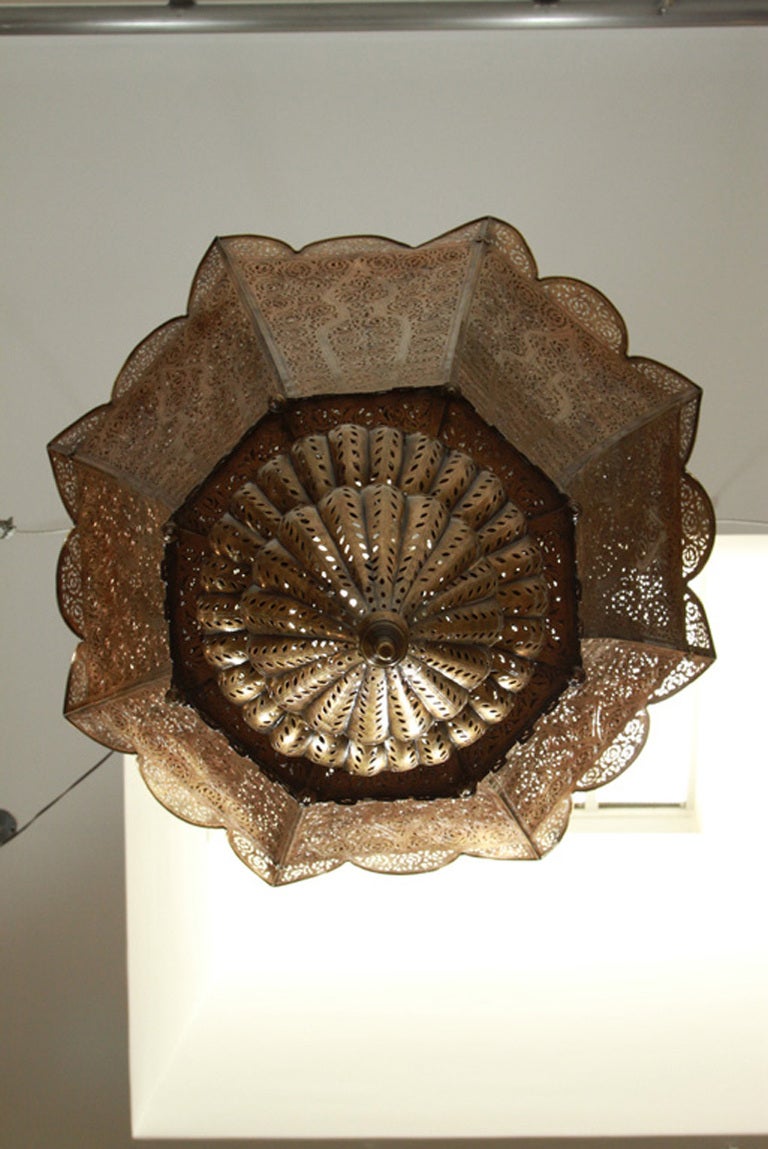 Ottone Lampadario marocchino in ottone sovradimensionato in stile moresco andaluso in vendita