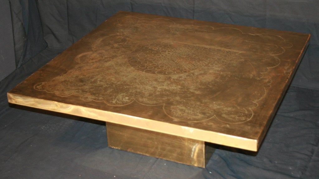 Mesa de centro cuadrada de Armand Jonckers (firmada - ver foto 5)
Se cree que el diseño grabado representa la visión imaginaria del mundo más allá del cielo y las nubes.