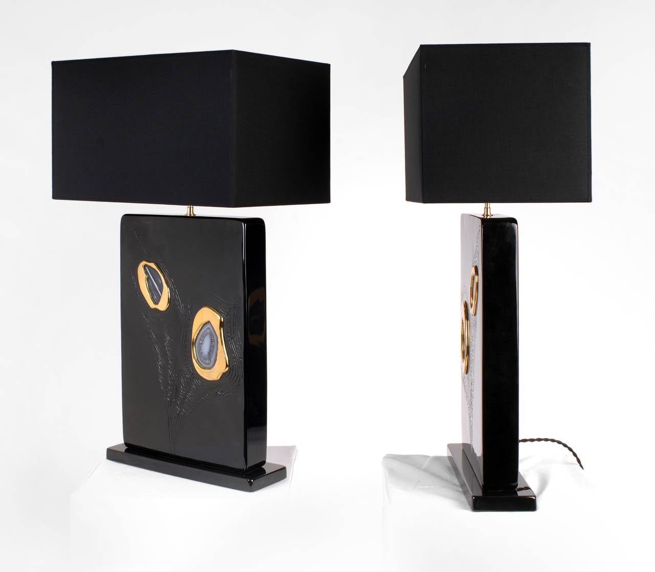 Amazing pair of lamps, in black resin and agate by D&H, the shades are not available. The dimensions are without the shade. New rewired and new polish.